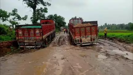 వెంకటాపురం: యాకన్నగూడెం బ్రిడ్జి ప్రధాన రహదారిపై దిగబడిన లారీలు, నిలిచిన రాకపోకలు