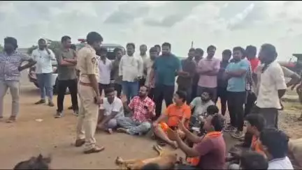 ఆశ్రమం కాలేజ్ సమీపంలో జాతీయ రహదారిపై బోల్తా కొట్టిన మినీ వ్యాన్, 14 గోవులు మృతి