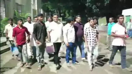 হরিহরপাড়া: ওড়িশায় বাংলাদেশি সন্দেহে আটক হরিহরপাড়ার 5 শ্রমিক, আটক শ্রমিকদের পরিবারকে নিয়ে থানায় গিয়ে নথি জমা দিল তৃণমূল নেতৃত্ব