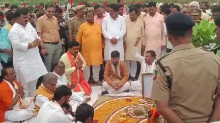 बदलापुर: शाहपुर में पीली नदी के किनारे वृहद वृक्षारोपण अभियान का पर्यावरण मंत्री डॉ. अरुण कुमार सक्सेना ने किया शुभारंभ