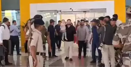 पटना ग्रामीण: तेजस्वी यादव अपने परिवार को रिसीव करने पटना एयरपोर्ट पहुंचे, बेटी को गोद में लिए आए नजर