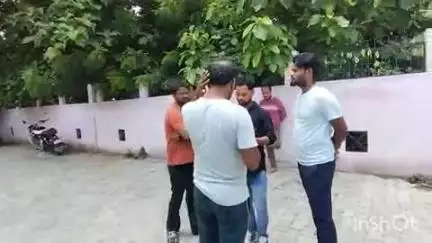 लखीमपुर: तेंदुआ गांव के पास कॉलेज में एडमिशन करने जा रहे बाइक सवार दो छात्रों को तेज रफ्तार बस ने मारी टक्कर, एक की मौत, एक घायल