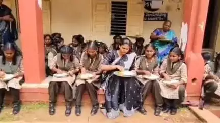 తిరువూరులో విద్యార్థులతో కలిసి భోజనం చేసిన ఆర్డీవో మాధురి
