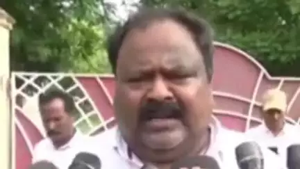 శ్రీకాకుళం: గార మండలంలో గల ట్రాన్స్వరల్డ్ గార్నైట్ ఇండియా ప్రైవేట్ లిమిటెడ్ ఇసుక కంపెనీలోని నిల్వలను తనిఖీ చేసిన అధికారుల బృందం