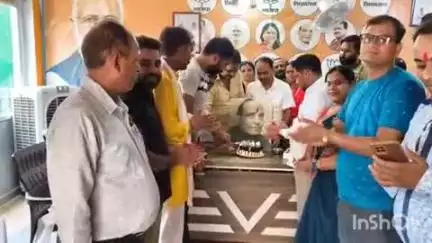 बिंदकी: बिंदकी कस्बे में भाजपा ने रक्षा मंत्री राजनाथ सिंह का 74वां जन्मदिन मनाया, लोगों की रही भीड़