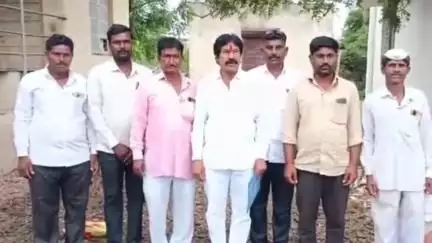 मोहोळ: शेतकऱ्यांच्या जागेत असलेल्या महावितरणच्या खांबाचे सरकारने भाडे द्यावे : जनहित शेतकरी संघटनेचे अध्यक्ष प्रभाकर देशमुख
