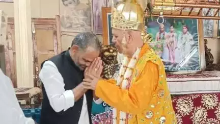 બોડેલી: લોકસભાના સાંસદ સહિતના આગેવાનોએ પ્રતાપ નગર ખાતે ગુરુપૂર્ણિમા નીમિત્તે રાયમુનિ મહારાજના આશીર્વાદ લીધા.