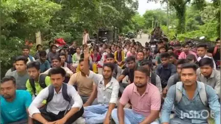 আলিপুরদুয়ার ১: দেওয়ালে অশ্লীন লেখা পরিষ্কার করার দাবিতে PK মুখার্জি কলেজে গেটে তালা দিয়ে পড়ুয়াদের বিক্ষোভ,করা হলো রাস্তা অবরোধ