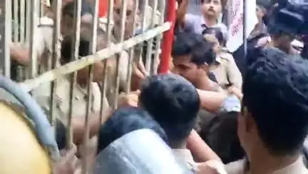 കണ്ണൂർ: ഗവർണ്ണർക്കെതിരെ എസ്.എഫ്.ഐയുടെ ഹെഡ് പോസ്റ്റ് ഓഫീസ് മാർച്ച്, ഗേറ്റ് തള്ളി തുറക്കാനുള്ള ശ്രമം പോലീസ് തടഞ്ഞു
