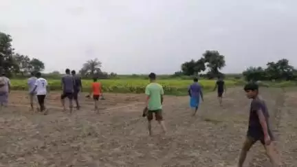 তেহট্ট ১: নাটনা মাঠে পাওয়া গেল এক অজ্ঞাত পরিচয়ের ভবঘুরে ব্যক্তির মৃতদেহ,ঘটনাস্থলে তেহট্ট থানার IC