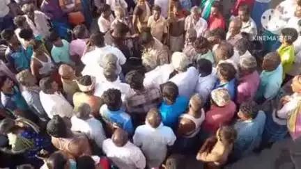 குளித்தலை: மீன்பிடித் திருவிழா தொடங்கும் முன் இறங்கிய சில இளைஞர்கள் - தோகைமலை பெரிய குளத்தில் மக்கள் வாக்குவாதம்