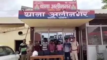मुगलसराय: अलीनगर पुलिस और आरपीएफ की संयुक्त कार्रवाई में मानस नगर पोखरा के पास से 5 तस्करों को गिरफ्तार, अवैध शराब बरामद