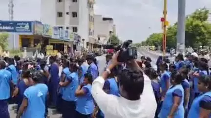 நாமக்கல்: துணை முதலமைச்சரை சந்தித்து மனு அளிக்க ஆட்சியர் அலுவலக நுழைவாயில் முன்பு திரண்ட தூய்மை பணியாளர்கள்