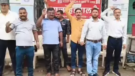 रुदौली: बीमा कर्मचारियों की एकदिवसीय देशव्यापी हड़ताल का असर रुदौली में भी देखने को मिला, LIC कार्यालय पर लगे रहे ताले