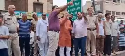 श्रीगंगानगर में लगातार बारिश के कारण तीन मंजिला इमारत एक दिशा में झुकी, प्रशासन की टीम मौके पर पहुंची