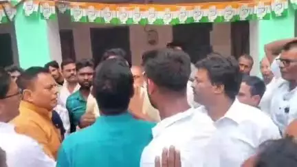 आरा: शहीद भवन कांग्रेस कार्यालय में बैठक के दौरान दो गुटों में हुई मारपीट का वीडियो वायरल, एक का सिर फटा