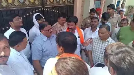 मंझनपुर: मंझनपुर के शिव मंदिर के पास अवैध निर्माण पर विहिप ने दिया धरना, प्रशासन ने मौके पर पहुंचकर किया समाधान
