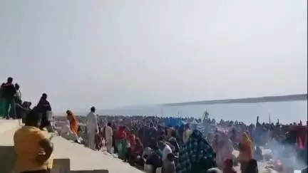साहेबपुर कमाल: गुरु पूर्णिमा पर मुंगेर गंगा घाट पर गंगा स्नान के लिए उमड़ी श्रद्धालुओं की भीड़