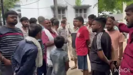 नवादा: नवादा के गोला रोड स्थित एक चौमिन चिली की दुकान के ऊपर बुजुर्ग की मौत, जांच में ड्यूटी पर पुलिस