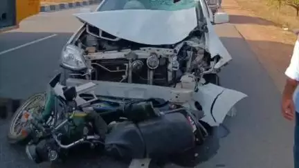 நிலக்கோட்டை: பள்ளபட்டி சிப்காட் அருகே நான்கு வழிச்சாலையில் இருசக்கர வாகனம் மீது கார் மோதி விபத்து ஒருவர் பலி