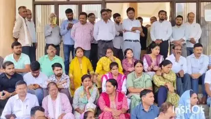 धौलाना: धौलाना तहसील परिसर में संदिग्ध हालातों में लेखपाल द्वारा जहरीला पदार्थ खाने का मामला, उपचार के दौरान लेखपाल की हुई मौत