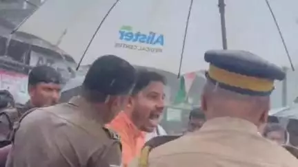 ഒറ്റപ്പാലം: ഷൊർണൂർ കുളപ്പുള്ളി റോഡ് ഉപരോധം, പോലീസ് ജീപ്പ് കോൺഗ്രസ്സ് പ്രവർത്തകർ തടഞ്ഞിട്ടത് സംഘർഷത്തിനിടയാക്കി