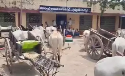 మోత్కూర్: మోత్కూర్ తహసిల్దార్ కార్యాలయం ముందు ఎడ్లబండ్లతో రైతులు నిరసన