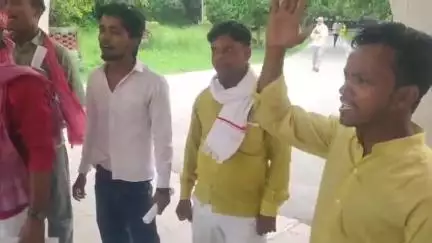 मऊ: कलेक्ट्रेट में समाजवादी पार्टी के छात्र सभा के लोगों ने विद्यालय मर्ज को लेकर किया प्रदर्शन, सौंपा ज्ञापन