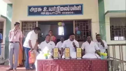 கோவில்பட்டி: விஜயாபுரி பள்ளியில் விளையாட்டு உபகரணங்கள் வழங்கிய மாவட்ட கவுன்சிலர்