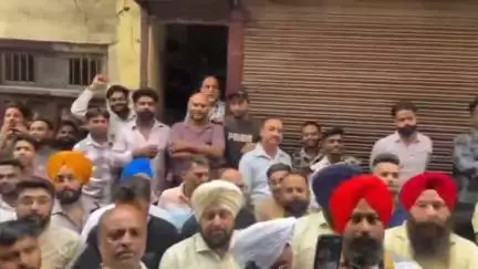 ਜਲੰਧਰ 1: ਜਲੰਧਰ ਦੇ ਫਗਵਾੜਾ ਗੇਟ ਵਿਖੇ ਜੀਐਸਟੀ ਵਿਭਾਗ ਨੇ ਇੱਕ ਦੁਕਾਨ ਤੇ ਕੀਤੀ ਰੇਡ ਦੁਕਾਨਦਾਰਾਂ ਨੇ ਜਤਾਇਆ ਰੋਸ ਕੀਤੀਆਂ ਦੁਕਾਨਾਂ ਬੰਦ