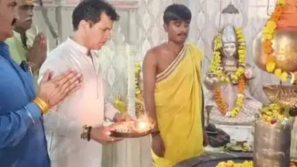 गिड़ा: पूर्व केंद्रीय कृषि राज्यमंत्री कैलाश चौधरी ने परेऊ गांव का दौरा किया, मठ में पूजा अर्चना कर खुशहाली की कामना की