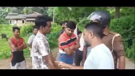 বালিজানা: চহৰৰ লোক নিৰ্মান বিভাগৰ পৰিত্যক্ত আৱাস গৃহত তিনি যুৱকে ড্ৰাগছ লৈ থকা সময়তে হাতে লোটে ধৰে ৰাইজে