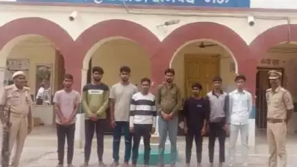 घोसी: दोहरीघाट पुलिस की सख्ती, एंटी रोमियो टीम ने मनचलों के 8 युवकों को पकड़ा और किया चालान
