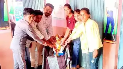 सुसनेर: गुरु पूर्णिमा उत्सव पर विद्यार्थियों ने दीप प्रज्वलन व वंदना से गुरुओं का किया सम्मान