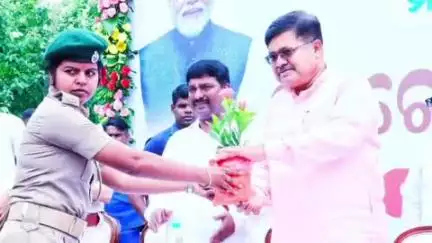 ଖୋର୍ଦ୍ଧା: ଖୋର୍ଦ୍ଧା ବରୁଣେଇ ଶିଆଳିଆ ଠାରେ ମା ପାଇଁ ଗଛ ଟିଏ ବୃକ୍ଷରୋପଣ କାର୍ଯକ୍ରମରେ ଯୋଗଦେଲେ ଆଇନ ମନ୍ତ୍ରୀ