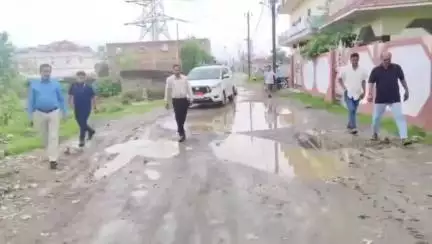 सिंगरौली: नगर निगम आयुक्त ने किया निगम के विभिन्न वार्डो का निरीक्षण, वार्डो की खराब सड़कों को 2 दिन में ठीक करने के दिए निर्देश