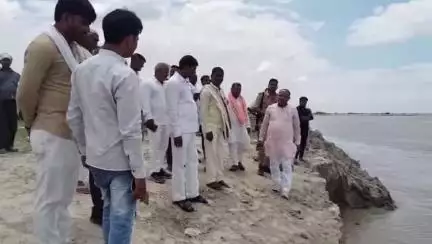 आज़मगढ़: गंगापुर में घाघरा नदी की कटान से ग्रामीणों में दहशत का माहौल, ब्लॉक प्रमुख प्रतिनिधि ने मौके का किया निरीक्षण