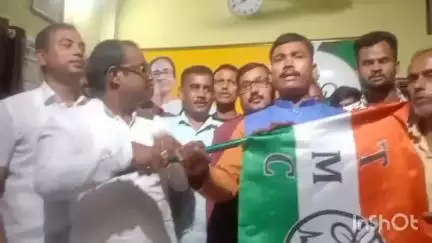 কোচবিহার ১: নিউটাউন মোড় সংলগ্ন তৃণমূল জেলা কার্যালয়ে এসে BJP ছেড়ে তৃণমূলে যোগ দিলেন এক পঞ্চায়েত সদস্য