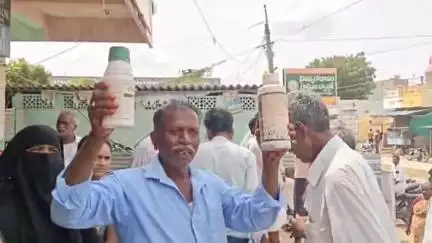 దొడ్లేరులో చైతన్య గోదావరి గ్రామీణ బ్యాంక్ ఎదురు గోల్డ్ బాధితులు ఆత్మహత్య చేసుకుంటామంటూ పురుగుల మందు డబ్బాలతో ఆందోళన