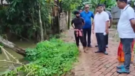অমরপুর: ভারী বর্ষণের ফলে ফুলকুমারী গ্রাম পঞ্চায়েতের শীতলা বাড়ি এলাকার রাস্তাটি ব্যাপক ক্ষয়ক্ষতি, পরিদর্শনে বিধায়ক অভিষেক