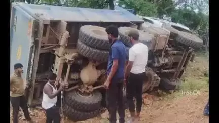 ఉదయగిరి: గుండుపల్లి జాతీయ రహదారి దగ్గర  టిప్పర్ లారీ అదుపు తప్పి బోల్తా