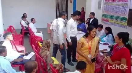 भभुआ: जिला विधिक सेवा प्राधिकार द्वारा रामगढ़ प्रखंड कार्यालय में चलंत लोक अदालत का आयोजन किया गया