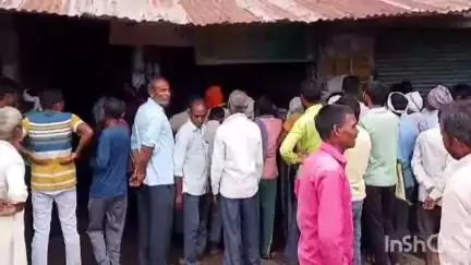 मोहम्मदी: यूरिया खाद लेने के लिए किसानों को हो रही काफी दिक्कत, सुबह से लेकर शाम तक कर रहे हैं इंतजार