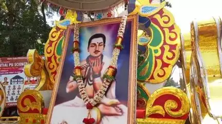 ವಿಜಯಪುರ: ನಗರದಲ್ಲಿ ಹಡಪದ ಅಪ್ಪಣ್ಣ ಜಯಂತಿ ಮೆರವಣಿಗೆಗೆ ಚಾಲನೆ ನೀಡಿದ ಅಪರ ಜಿಲ್ಲಾಧಿಕಾರಿ ಸೋಮಲಿಂಗ ಗೆನ್ನೂರು
