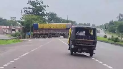 तालबेहट: बांसी चौकी के पास हाइवे 44 पर 12 घंटे से खड़ा ट्रक हादसों को दे रहा निमंत्रण, बड़ा हादसा कभी भी हो सकता