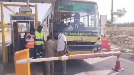 கயத்தாறு: சாலைப்புதூர் சுங்கச்சாவடியில் ட்ரிப் படிவத்தில் கையெழுத்து பெற்று அரசு பேருந்துகள் அனுமதி