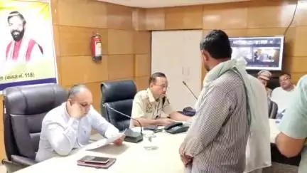 नारनौल: नारनौल लघु सचिवालय में सीटीएम मंजीत कुमार ने समाधान शिविर में लोगों की शिकायतें सुनीं