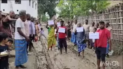 রতুয়া ১: রাস্তা সংস্কারের দাবিতে প্ল্যাকার্ড হাতে রাস্তায় নেমে বিক্ষোভ জগবন্ধুটোলা এলাকার বাসিন্দাদের