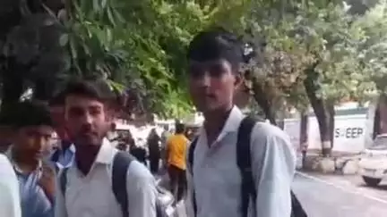 बुलंदशहर: जहांगीराबाद क्षेत्र के एक इंटर कॉलेज में फीस 821 की जगह 4800 रुपये मांगने पर छात्रों ने DM से की शिकायत