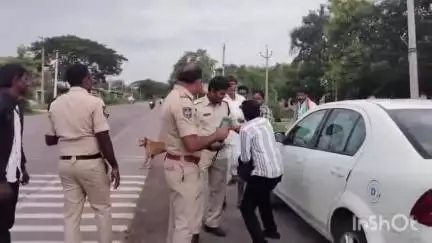 వర్ధన్నపేట: మందు బాబులం మేము మందు బాబులం మందు తాగితే మాకు మేము మహారాజులాం. వర్ధన్నపేటలో మందుబాబుల హల్చల్